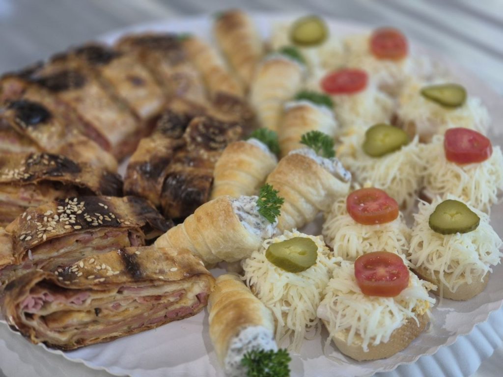 Uradi sama: Rolat sa jagodama i krem sirom (Recept)