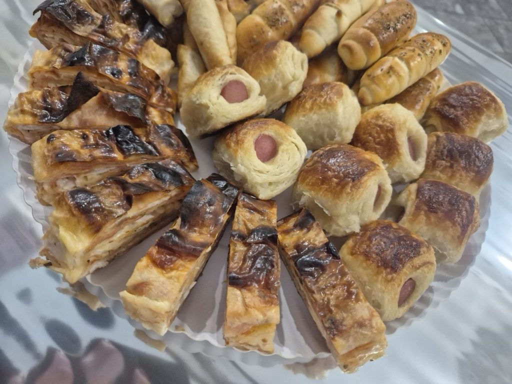 Uradi sama: Rolat sa jagodama i krem sirom (Recept)