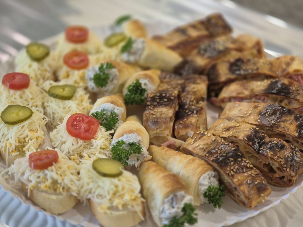 Uradi sama: Rolat sa jagodama i krem sirom (Recept)